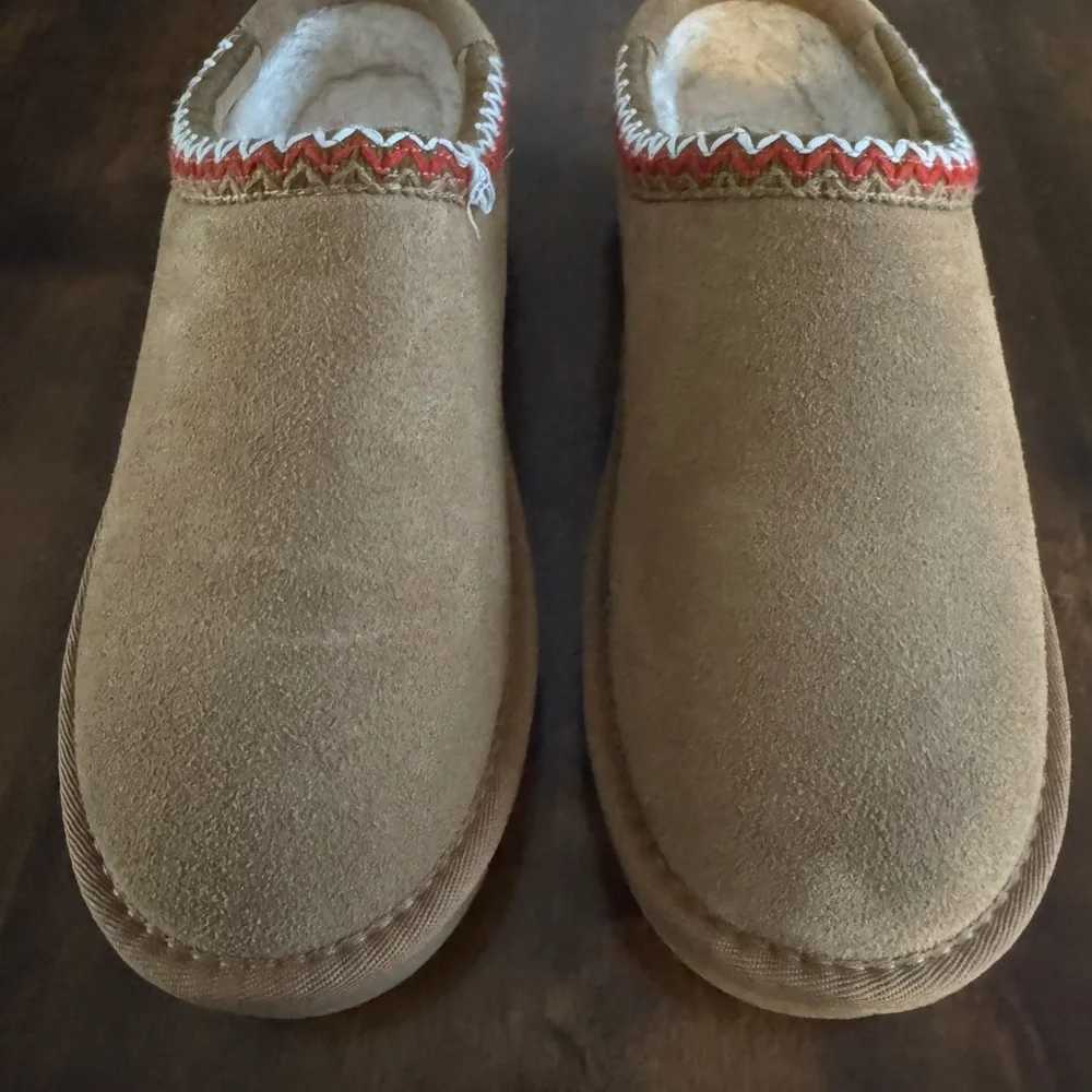 Deshomme Tan Women's Moccasins - Picture 2 of 4